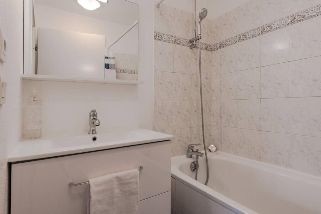 Guest House II Мани льо Онгр Екстериор снимка